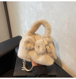Détail du sac seau peluche beige avec oreilles de lapin et bandoulière en cuir réglable