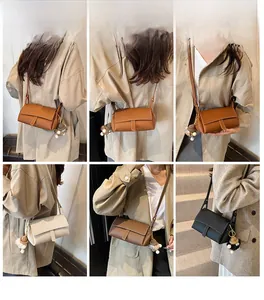 Collage de modèles portant des sacs bandoulière carrés avec pendentif de poupée