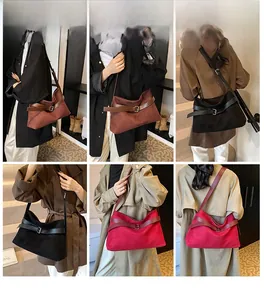 Sac hobo en daim rouge, noir et marron avec détail de boucle de sangle réglable