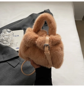 Gros plan détaillé d'un sac seau en peluche caramel avec texture douce et sangle cuir