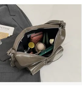 Innenansicht einer geräumigen Vintage-Tragetasche mit viel Platz für Alltagsgegenstände