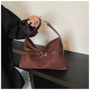 Détail du grand sac cabas en daim marron avec lanières en cuir et boucles en métal