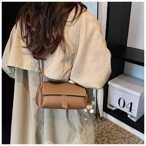 Sac bandoulière en cuir grainé marron avec surpiqûres blanches et charm chat en peluche