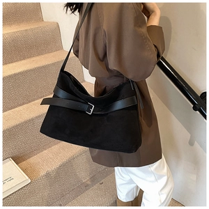 Détail du sac cabas en daim noir mat avec ceinture décorative et boucle en métal argenté