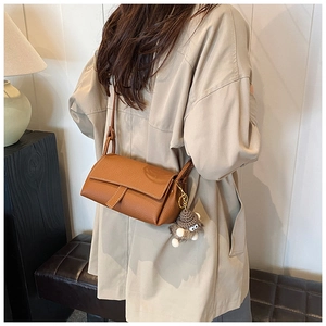 Sac bandoulière en cuir grainé marron avec charm en peluche vue arrière détaillée
