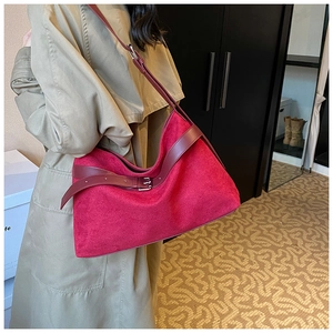 Vue détaillée du grand sac cabas en daim rouge avec bandoulière cuir et boucle rétro
