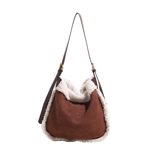Sac fourre-tout en daim marron avec bordure en polaire blanche et bandoulière en cuir