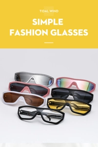 Présentation à plat de lunettes de soleil Y2K avec diverses montures et verres colorés