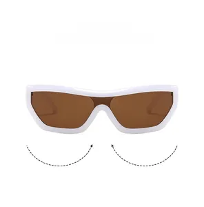 Détail de lunettes de soleil masque à large monture blanche et verres marron fumé