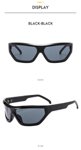 Vues de face et de profil à 45 degrés des lunettes de soleil de sport Y2K noires