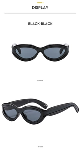 Vues de face et de profil à 45 degrés des lunettes de soleil ondulées noires et verres gris