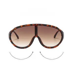 Détail de lunettes de soleil masque oversize avec monture écaille et verres dégradés
