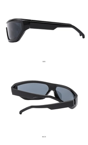 Détails latéraux et arrière de lunettes de soleil de sport noires de style Y2K
