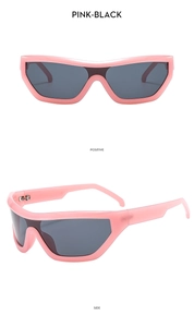 Vues de face et de profil de lunettes de soleil de sport Y2K roses avec verres gris foncé