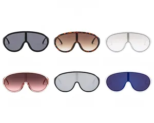 Matrice montrant six lunettes de soleil masque oversize avec divers verres et montures