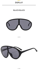 Vues frontale et latérale à 45 degrés de lunettes de soleil shield noires surdimensionnées