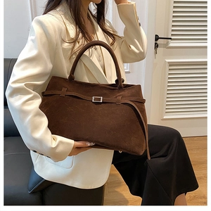 Vue détaillée du sac cabas en cuir mat café avec une boucle métallique argentée chic