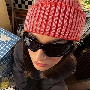 Lunettes de soleil de cyclisme Y2K avec un bonnet en maille côtelée rose et rouge