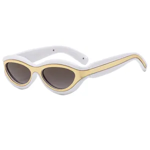 Lunettes de soleil rétro avec monture blanche et accents métalliques dorés profilés