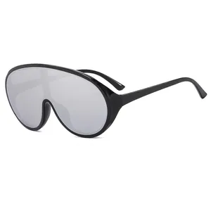 Lunettes de soleil oversize monobloc avec monture noire et verres miroirs argentés