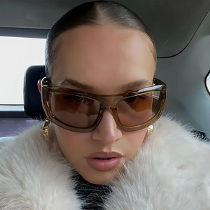 Fashionable oversized square sunglasses with brown gradient lenses for men and women