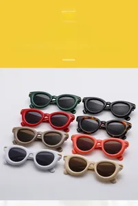 Dettaglio di otto occhiali da sole cat-eye colorati con accenti metallici dorati retro