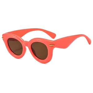 Occhiali da sole cat-eye arancioni con dettagli dorati e lenti scure da donna