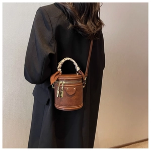 Sac seau vintage marron avec poignée en foulard de soie et serrure en métal