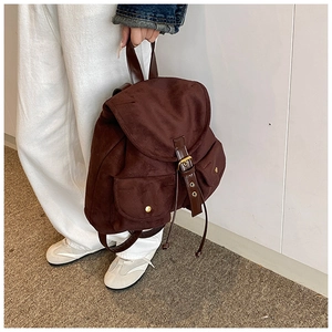 Detailansicht eines Vintage-Rucksacks aus dunkelbraunem Wildlederimitat mit Schnallen