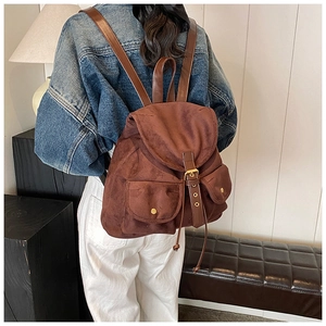 Nahaufnahme des braunen Wildlederrucksacks mit matter Textur und Magnetverschluss