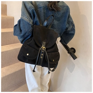 Details des schwarzen Retro-Rucksacks mit Lederriemen und goldenen Metallschnallen