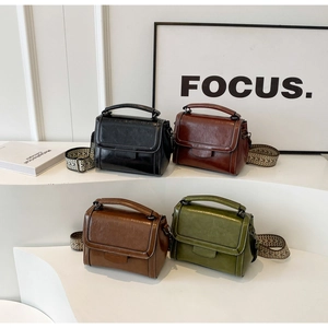 Moderne Klapphandtaschen in vier Farben mit gewebten Schultergurten im Vintage-Muster