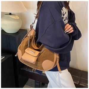 Detailansicht der braunen Wildleder-Hobo-Tasche mit Mini-Beutel und Metallkette
