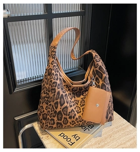 Détail du sac cabas imprimé léopard avec sangles en cuir et petite pochette amovible