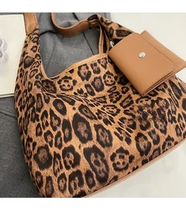 Detailansicht der Leopard-Print Shopper-Tasche und braunen Lederbeutel im Set