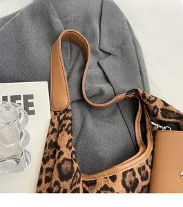 Detailansicht der Leopard-Einkaufstasche mit braunen PU-Riemen und passendem Etui