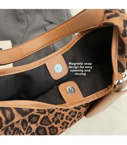 Detail der Tragetasche mit Leopardenmuster, Magnetverschluss und Innentasche