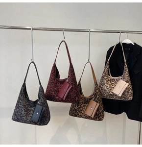 Detailansicht von Leopard-Taschen in vier Farben mit passenden Münzbörsen