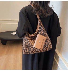 Dettaglio della borsa tote leopardata con astuccio marrone che mostra trama e stile