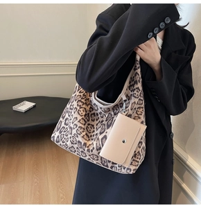 Detail der Leopard-Tragetasche mit einer kleinen beigen abnehmbaren Tasche am Trageriemen