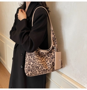 Detailansicht der Hobo-Tasche mit Leopardenmuster, beigem Beutel und Schultergurt