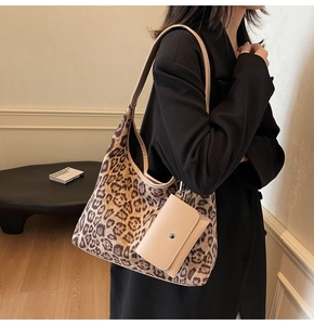 Dettaglio della borsa tote in tela leopardata con pochette pendente in pelle beige