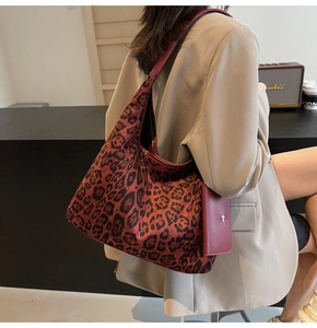 Borsa tote leopardata con pochette coordinata indossata da una modella in stile urbano