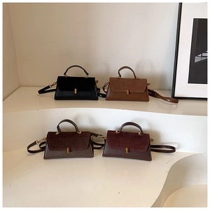 Détails de quatre sacs rétro à boucles dorées en cuir noir, marron et café de haute qualité