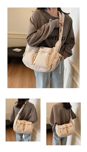 Detail der beigen Cord-Einkaufstasche mit feiner Rippstruktur und Klapptaschen