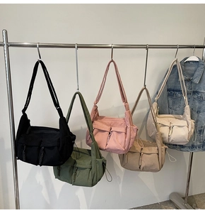 Cord-Taschen in verschiedenen Farben hängend an einem Kleiderbügel für einen lässigen Look