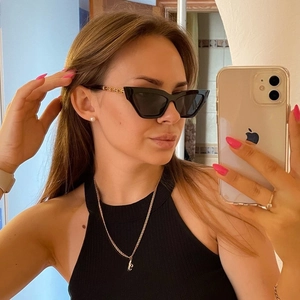 Lunettes de soleil œil de chat noires avec branches à chaîne dorée pour femmes