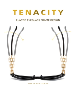 Vue détaillée d'une branche de lunettes flexible avec un design de chaîne dorée
