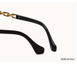 Détail de la branche de lunettes noire ornée d'une chaîne en métal doré élégante et chic
