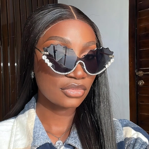 Lunettes de soleil sans monture avec verres ondulés et strass brillants pour femme